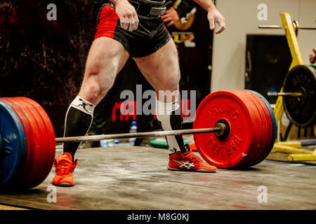 Muskulöse powerlifter Vorbereitung für übung Kreuzheben während der Meisterschaft von Russland über Powerlifting Stockfoto