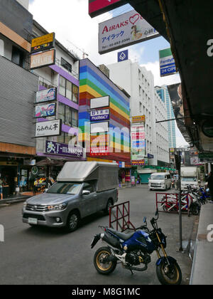 Seitenstraße mit bunten Gebäude aus der Silom Road in Bangkok, Thailand Stockfoto