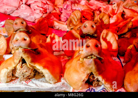 Pic's Kopf und frischem Schweinefleisch sind für Verkauf bei Nonthaburi Markt Stockfoto