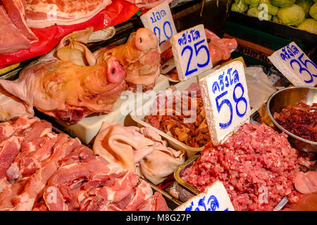 Pic's Kopf und frischem Schweinefleisch sind für Verkauf bei Nonthaburi Markt Stockfoto