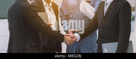 Business Handshake. Investor und Auftragnehmer Händeschütteln, Stockfoto