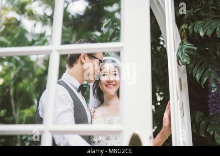 Braut und Bräutigam in Park. paar Brautpaar Braut und der Bräutigam bei einer Hochzeit in der Natur grüne Wald sind küssen Foto Portrait Hochzeit paar Stockfoto