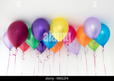 Farbenfrohe Luftballons unter der Decke Stockfoto