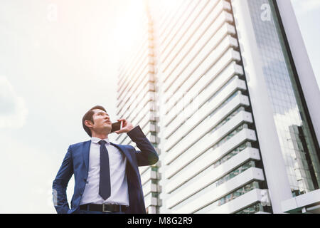 Business, Technologie und Personen Konzept - schwere Geschäftsmann mit Smartphone sprechen über Bürogebäude Stockfoto