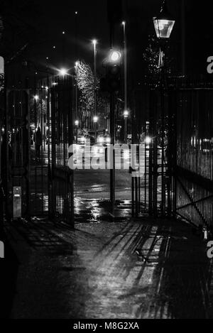 Straße in der Nacht im Regen, Exhibition Road, South Kensington, SW7, London, UK Stockfoto