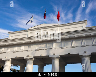 Sewastopol, Russland - 14. November 2015: russische Flagge auf der Kolonnade zählen Bootssteg in Sewastopol, Krim Stockfoto