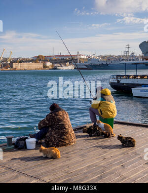 Sewastopol, Russland - 14. November 2015: die Fischer von der Fischerei von einem Pier Grafskoy Bootssteg in Sewastopol, Krim Stockfoto