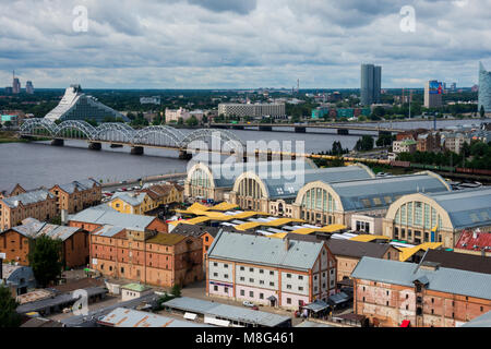 Riga, Lettland. August 23, 2017. Luftbild des Flusses Daugava, zentrale Markt- und Eisen bahn Brücke von der Lettischen Akademie der Wissenschaften (Zinatnu akademij Stockfoto