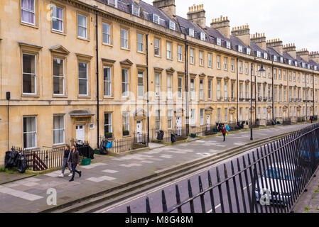 Badewanne, UK - April 2017: Street View der Georgischen Wohngebiet Wohnhaus, das von den lokalen, goldgelb gefärbt, Badewanne aus Stein Stockfoto