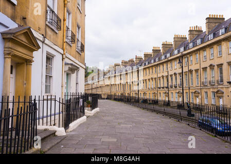 Badewanne, UK - April 2017: Street View der Georgischen Wohngebiet Wohnhaus, das von den lokalen, goldgelb gefärbt, Badewanne aus Stein Stockfoto