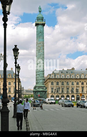 Paris, Frankreich, 22. Juni: Pariser und Gäste der Stadt sind zu Fuß entlang der Place Vendome, 22. Juni 2012 in Paris. In der Mitte ist der Vendome col Stockfoto