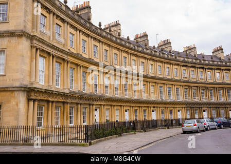 Badewanne, UK - April 2017: Georgische Wohngebäuden konzipiert und in die Boulevards und Halbmonde aus dem Lokalen, golden-farbigen gebaut, Badewanne Ston Stockfoto