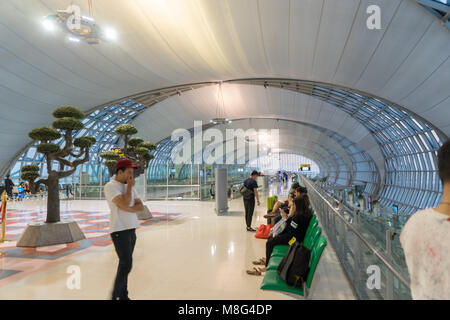Bangkok, Thailand - Januar 13, 2018: Innenansicht der Abflughalle am Flughafen Suvarnabhumi International Airport, der größte Flughafen in Thailand, mit fo Stockfoto