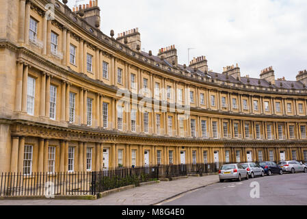 Badewanne, UK - April 2017: Georgische Wohngebäuden konzipiert und in die Boulevards und Halbmonde aus dem Lokalen, golden-farbigen gebaut, Badewanne Ston Stockfoto