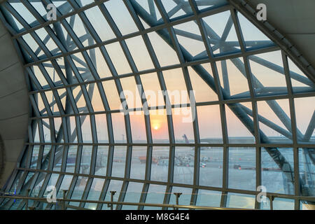 Bangkok, Thailand - Januar 13, 2018: Innenansicht der Abflughalle am Flughafen Suvarnabhumi International Airport, der größte Flughafen in Thailand, mit fo Stockfoto