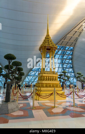 Bangkok, Thailand - Januar 13, 2018: Innenansicht der Abflughalle am Flughafen Suvarnabhumi International Airport, der größte Flughafen in Thailand, mit fo Stockfoto