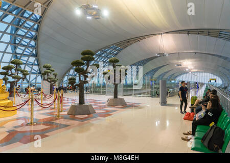 Bangkok, Thailand - Januar 13, 2018: Innenansicht der Abflughalle am Flughafen Suvarnabhumi International Airport, der größte Flughafen in Thailand, mit fo Stockfoto
