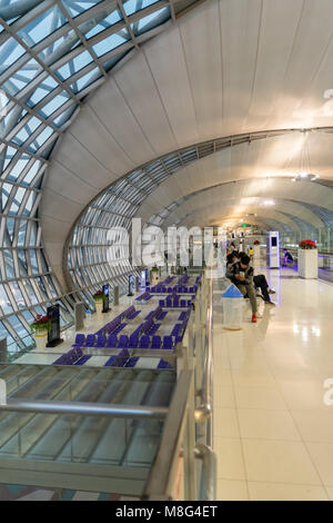 Bangkok, Thailand - Januar 13, 2018: Innenansicht der Abflughalle am Flughafen Suvarnabhumi International Airport, der größte Flughafen in Thailand, mit fo Stockfoto