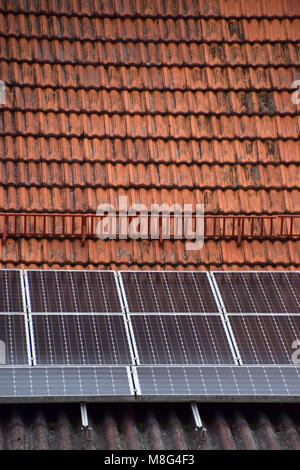 Moderne solar vertreibt auf dem Dach Stockfoto