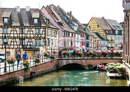 In Colmar - Frankreich - Am 08/11/2016 - Bunte Fachwerkhäuser in den Kanälen in der historicql Zentrum von Colmar, Elsass wider. Stockfoto