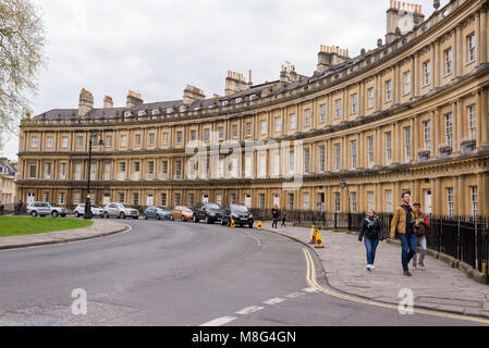 Badewanne, UK - April 2017: Touristen zu Fuß auf der Straße zwischen georgischen Wohngebäude in Boulevards und Halbmonde aus gebaut und Stockfoto