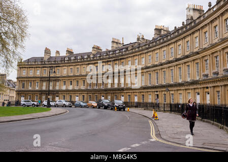 Badewanne, UK - April 2017: Touristen zu Fuß auf der Straße zwischen georgischen Wohngebäude in Boulevards und Halbmonde aus gebaut und Stockfoto