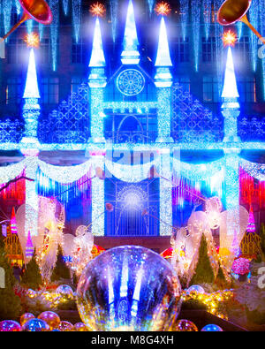 Die wunderbare und erstaunliche Weihnachten Lasershow auf der Vorderseite der Saks Fifth Avenue im Rockefeller Center in New York City projiziert. Stockfoto