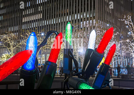 Jumbo Weihnachtsbeleuchtung schaffen eine festliche Atmosphäre im Rockefeller Center in New York City. Stockfoto