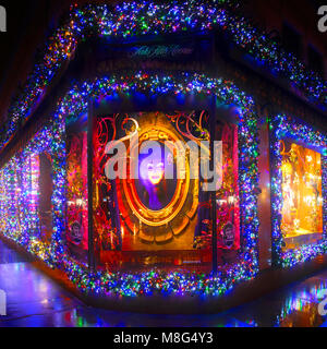 Das erstaunliche und farbenfrohe Disney themed Weihnachten Fenster zeigt bei Saks Fifth Avenue, dem Rockefeller Center entfernt. Stockfoto