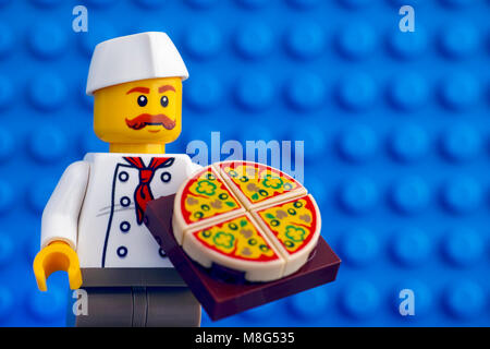 Tambow, Russische Föderation - Februar 05, 2018 Lego Chef mit Pizza gegen den blauen Grundplatte Hintergrund. Studio gedreht. Stockfoto