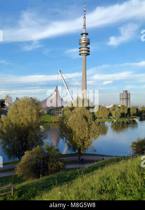 Die berühmte Dach des Münchner Olympiastadion entworfen von Behnisch und Frei Otto Stockfoto