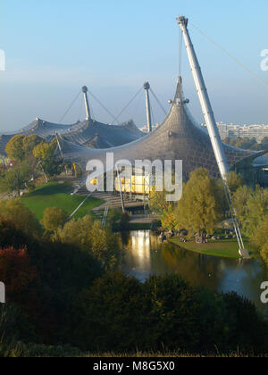 Die berühmte Dach des Münchner Olympiastadion entworfen von Behnisch und Frei Otto Stockfoto