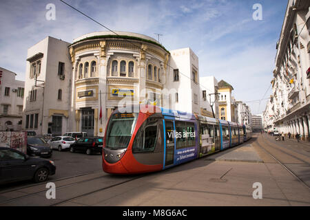 Marokko, Casablanca, Bv Mohammed V, Casa Straßenbahn vorbei Central Post Office Stockfoto