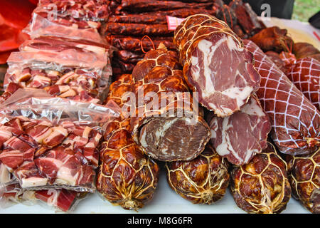 Straße Verkauf und Verkostung von exponierten Würste, Schinken und Speck. Stockfoto