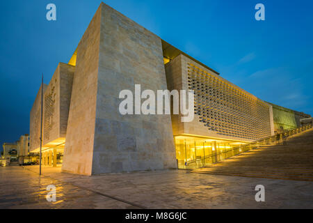 Parlament von Malta in Valletta, Europäische Kulturhauptstadt am Abend beleuchtet. Stockfoto