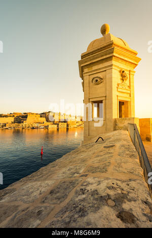 Sonnenaufgang über Valletta, Malta von Senglea und Guardiola Gärten gesehen. Stockfoto