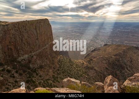 Landschaftlich Reizvoller Blick Auf Die Landschaft Der Phoenix Arizona Metropolitan Area Skyline. Lost Dutchman State Park Desert, Flatiron Mountain Peak Im Vordergrund Stockfoto