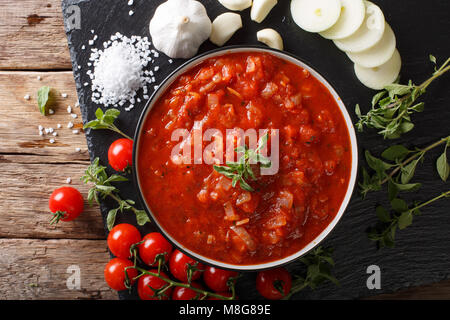 Neapolitanischen frische pizzaiola Sauce mit Tomaten, Oregano, Zwiebeln und Knoblauch in der Nähe - Auf den Tisch. horizontal oben Ansicht von oben Stockfoto