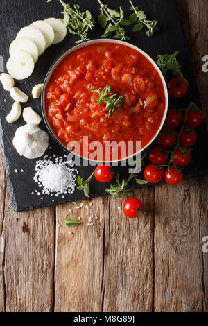 Neapolitanischen frische pizzaiola Sauce mit Tomaten, Oregano, Zwiebeln und Knoblauch in der Nähe - Auf den Tisch. Vertikal oben Ansicht von oben Stockfoto