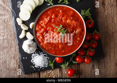 Italienische Sauce pizzaiola mit Zutaten close-up auf dem Tisch. horizontal oben Ansicht von oben Stockfoto