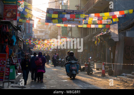 Gebetsfahnen aufhängen auf Straße mit Menschen zu Fuß, Thamel, Kathmandu, Nepal Stockfoto