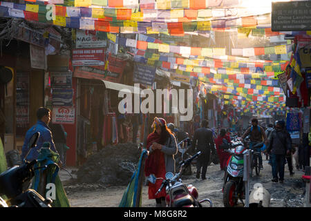 Gebetsfahnen aufhängen auf Straße mit Menschen zu Fuß, Thamel, Kathmandu, Nepal Stockfoto