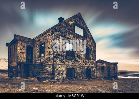 Alte beschädigte Haus, Ruinen der Gebäude auf der Brache, verwitterte und verlassenen Haus in Island, Skandinavien, Europa Stockfoto