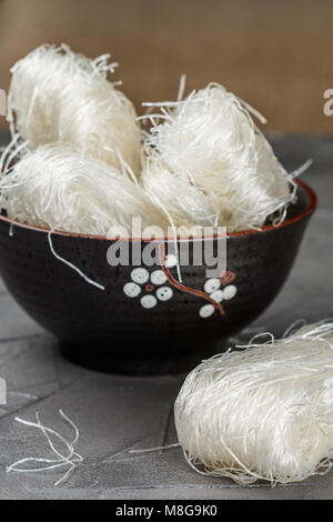 Stärke Glasnudeln (Mung Bohnen, Kartoffeln, Reis). Asiatische Küche. Rohstoff. Close-up und selektiven Fokus Stockfoto