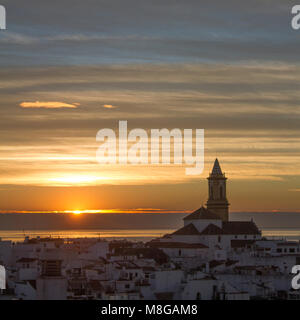 Schönen Sonnenuntergang über Moschee in Istanbul, Türkei. Silhouetten von Moschee und fliegende Möwen in rot glühenden Sonnenuntergang Himmel. Stockfoto