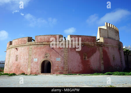 ESSAOUIRA, MAROKKO - ca. März 2018 Rosa fort an der Ecke der Stadtmauer Stockfoto