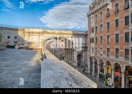 Genua (Genova), Juli, 1, 2017 - Monumantal Brücke (Ponte Monumentale) in XX September Street, der Hauptstraße in der Innenstadt von Genua, Italien Stockfoto