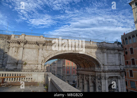 Genua (Genova), Juli, 1, 2017 - Monumantal Brücke (Ponte Monumentale) in XX September Street, der Hauptstraße in der Innenstadt von Genua, Italien Stockfoto