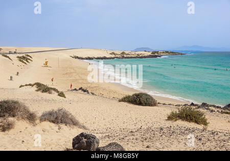 Blick auf den berühmten Strand Playa de Jandia - Playa de Sotavento Playa - Lagune auf der Kanarischen Insel Fuerteventura, Spanien. Dieser Strand gehört zu den schönsten Stränden der Welt zum Windsurfen. Stockfoto