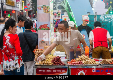 Ein Mann verkauft Street Food in Ho Chi Minh City, Saigon, Vietnam Stockfoto